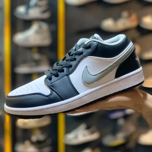 کتونی ایر جردن ۱ ساق‌کوتاه (Air Jordan 1 Low Black White Grey) - رویه چرمی زیره طبی | مستر کوالیتی