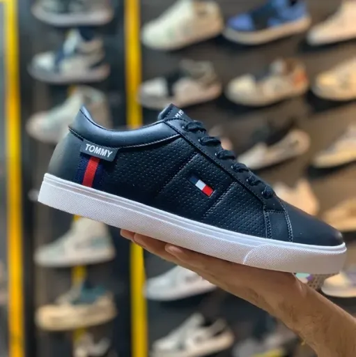 کتونی تامی هیلفیگر کژوال (Tommy Hilfiger Navy Flag White Sole) - رویه چرم سرمه‌ای با لوگوی پرچم و نوار سه‌رنگ و زیره ونس | مستر کوالیتی