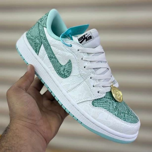 کتونی نایکی ایر جردن ۱ لو طرح دراگون پوست ماری (Nike Air Jordan 1 Low Dragon Snakeskin) - رویه چرمی سفید و سبز با بافت پوست ماری | مستر کوالیتی