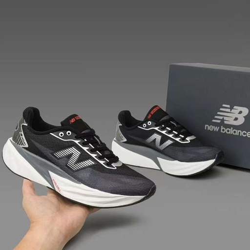 کتونی نیوبالانس فیول سل ریبل (New Balance FuelCell Rebel v4 Black White) - رویه پارچه‌ای تنفس‌پذیر مشکی با جزئیات نقره‌ای و زیره لژدار طبی FuelCell | مستر کوالیتی
