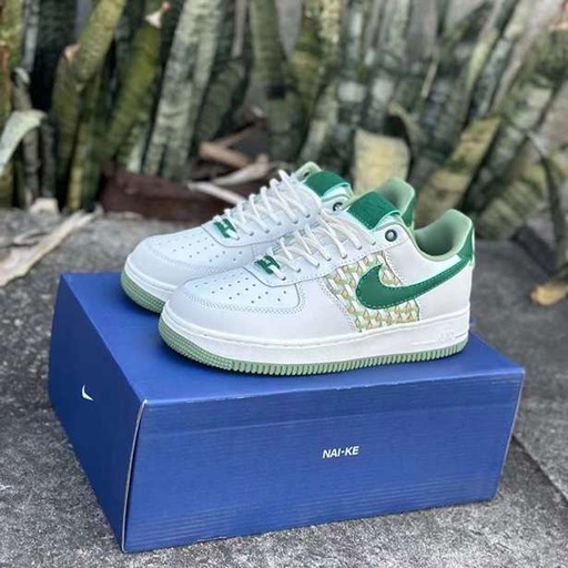 کتونی نایکی ایر فورس ۱ (Nike Air Force 1) - رویه چرمی سفید با سووش و زبانه سبز زمردی، طرح گل بابونه و زیره طبی | مستر کوالیتی
