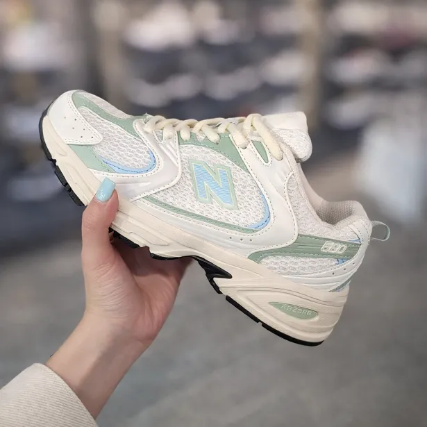 کتونی زنانه نیوبالانس ۵۳۰ (New Balance 530 White Sage Mint Blue) - رویه اسپیسر تنفس‌پذیر سفارشی سفید و کرم با زیره طبی ABZORB | مستر کوالیتی