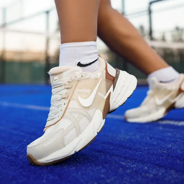 کتونی زنانه نایکی وی ۲ کی ران (Nike V2K Run) - رویه توری تنفس‌پذیر کرم و استخوانی | مستر کوالیتی