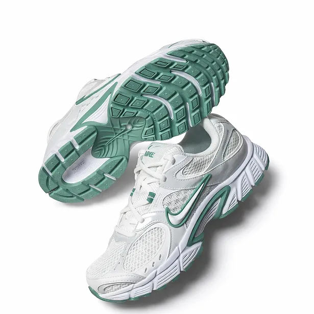 کتونی زنانه نایکی رانینگ (Nike V2K Run / Running White Green) - رویه اسپیسر تنفس‌پذیر سفید با سووش و جزئیات سبز و زیره طبی | مستر کوالیتی