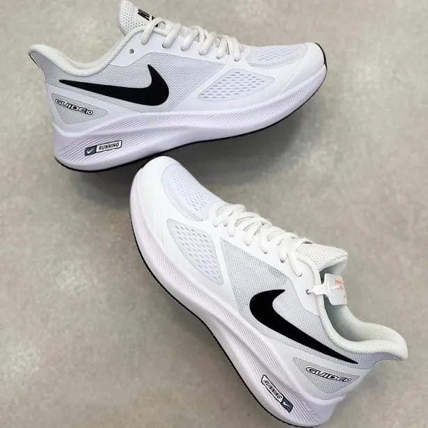 کتونی نایکی رانینگ گاید ۱۰ (Nike Guide 10 Running White Black) - رویه اسپیسر تنفس‌پذیر تمام سفید با سووش مشکی کنتراست‌دار و زیره طبی لژدار | مستر کوالیتی