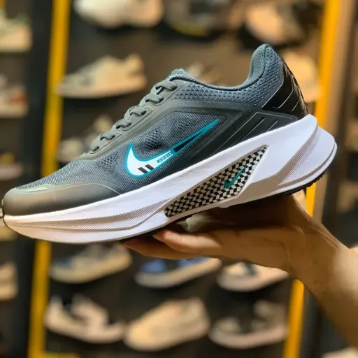 کتونی نایکی پگاسوس ۲.۰ (Nike Pegasus 2.0) - رویه پارچه‌ای تنفس‌پذیر طوسی با سووش شب‌نما / هولوگرامی سبز و زیره لژدار سفید | مستر کوالیتی