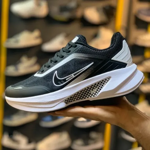 کتونی نایکی پگاسوس ۲.۰ (Nike Pegasus 2.0) - رویه پارچه‌ای تنفس‌پذیر مشکی با زیره لژدار طبی سفید و سووش گرافیتی | مستر کوالیتی