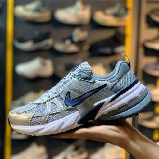 کفش دویدن و اسپرت نایکی مدل Nike V2K Run - رنگ طوسی نقره‌ای با لوگوی سرمه‌ای | مستر کوالیتی