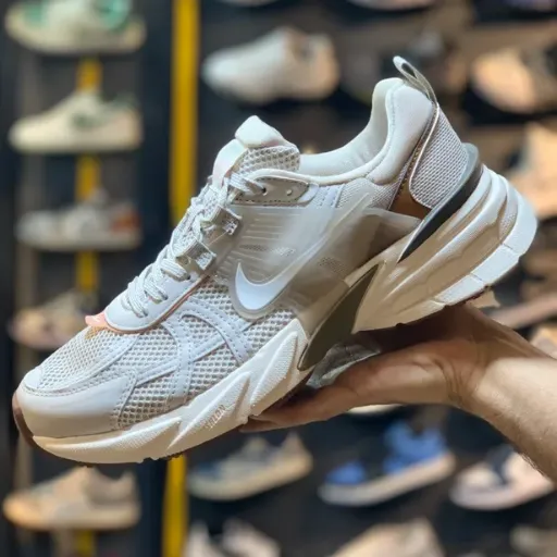 کتونی مردانه نایکی وی ۲ کی ران (Nike V2K Run) - رویه توری تنفس‌پذیر کرم و استخوانی با جزئیات قهوه‌ای‌نمایی و زیره لژدار طبی vintage | مستر کوالیتی