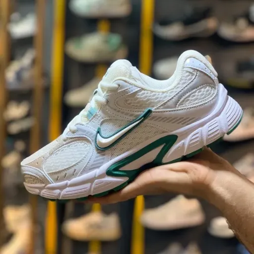 کفش ورزشی و رانینگ نایکی مدل Nike Vomero 5 - سفید نقره‌ای با هایلایت سبز | مستر کوالیتی