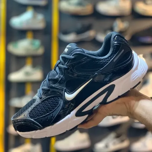 کفش ورزشی و رانینگ نایکی مدل Nike Vomero 5 - مشکی با زیره سفید | مستر کوالیتی