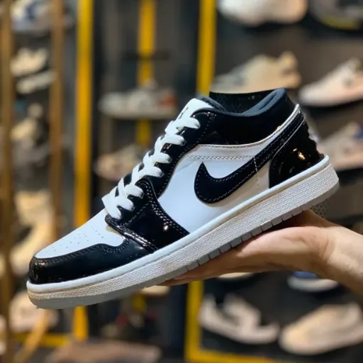 کتونی نایکی ایر جردن ۱ لو ورنی (Nike Air Jordan 1 Low Patent Black White) - ترکیب چرم ورنی ورنی براق مشکی و سفید | مستر کوالیتی
