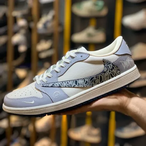 کتونی نایکی ایر جردن ۱ لو تراویس اسکات طرح دیور - ترکیب چرم و اشبالت طوسی، بنفش کم‌رنگ و لوگوی معکوس پارچه‌ای طرح دیور | مستر کوالیتی