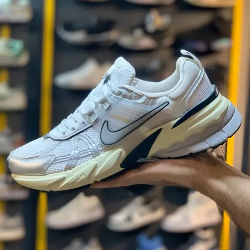 کتونی زنانه نایکی وی ۲ کی ران (Nike V2K Run) - رویه توری سفید و استخوانی با جزئیات نقره‌ای و زیره لژدار طبی vintage | مستر کوالیتی
