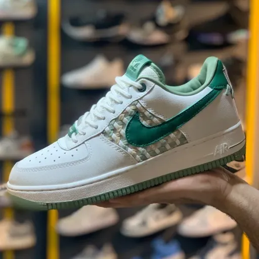کفش اسپرت نایکی مدل Nike Air Force 1 '07 LV8 - سفید-سبز با پنل طرح‌دار و زیره رنگی | اورجینال