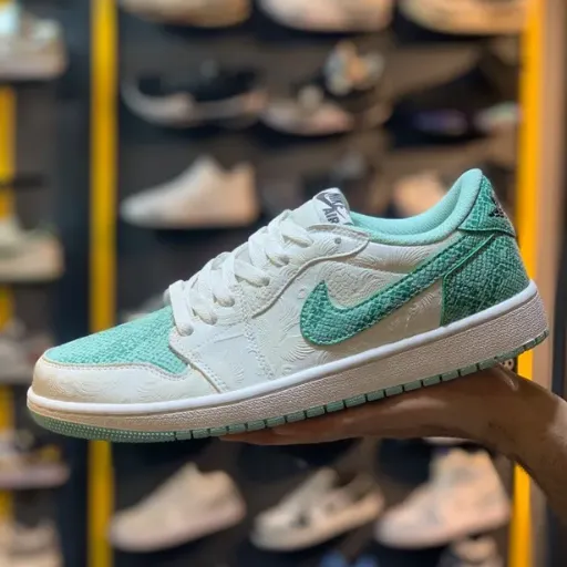 کتونی نایکی ایر جردن ۱ لو (Nike Air Jordan 1 Low SB) - ترکیب چرم سفید و پارچه بافت‌دار سبز | مستر کوالیتی