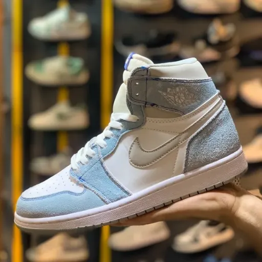 کتونی نایکی ایر جردن ۱ های هیپر رایل / پودری (Nike Air Jordan 1 High Hyper Royal) - ترکیب چرم سفید و اشبالت آبی پودری با لوگوی معکوس | مستر کوالیتی