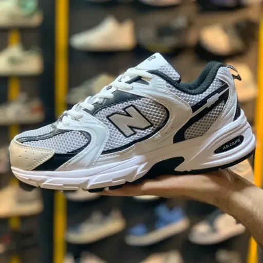 کتونی نیوبالانس ۵۳۰ سفید مشکی (New Balance 530 White Black Silver) - رویه اسپیسر تنفس‌پذیر سفید با پنل‌های مشکی و زیره طبی ABZORB | مستر کوالیتی