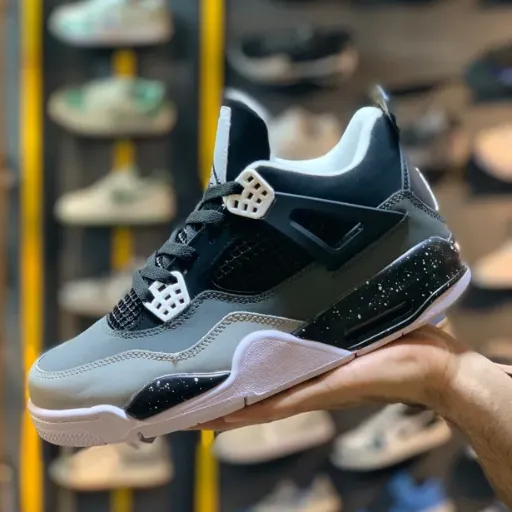 کتونی مردانه نایکی ایر جردن ۴ (Nike Air Jordan 4 Grey Black) - رویه جیر و چرم چندلایه مشکی و طوسی با زیره کپسول‌دار و آستر سفید | مستر کوالیتی