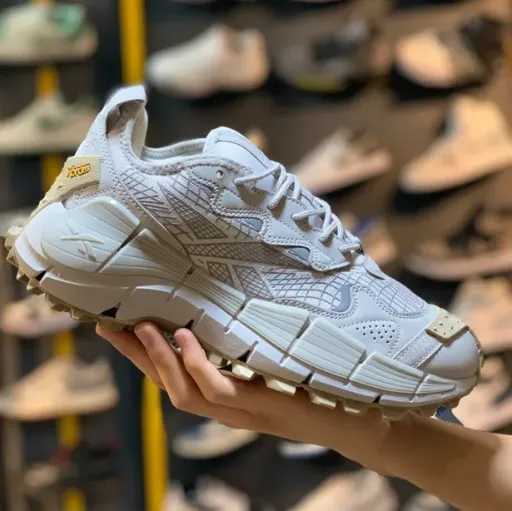 کتونی ریبوک زیگ کوئیک (Reebok Zig Kinetica / Zig Wild) - رویه ترکیبی طوسی روشن با زیره زیگزاگی فوم ضربه‌گیر | مستر کوالیتی