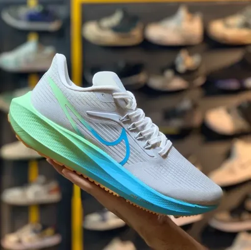 کفش دویدن و اسپرت نایکی مدل Nike Air Zoom Pegasus - رنگ طوسی روشن با زیره سبز و آبی | مستر کوالیتی