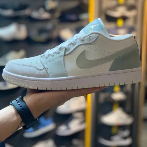 کتونی نایکی ایر جردن ۱ لو پاریس (Nike Air Jordan 1 Low Paris) - ترکیب چرم و اشبالت سفید، طوسی روشن و سبز سدری | مستر کوالیتی