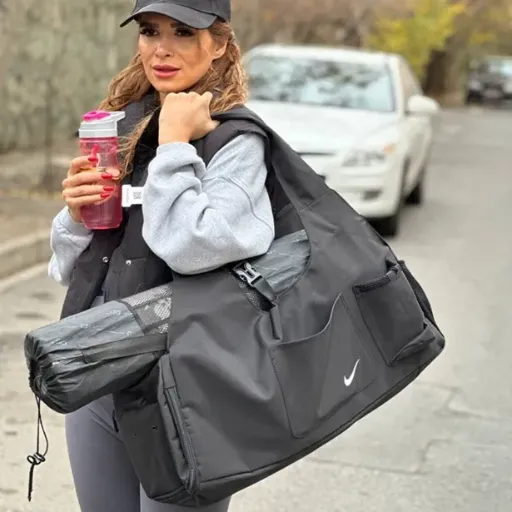 نام پیشنهادی: ساک ورزشی جای مت‌دار نایکی (Nike) مدل حرفه‌ای