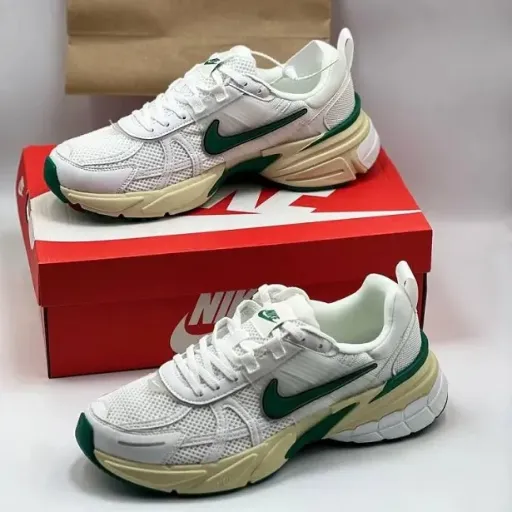 کتونی نایکی وی ۲ کی ران (Nike V2K Run) - رویه توری تنفس‌پذیر سفید با سووش سبز زمردی و زیره لژدار طبی vintage | مستر کوالیتی