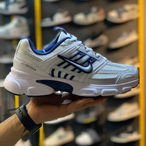 کتونی نایکی وی ۳ کی ایر پگاسوس (Nike V2K Run / Air Pegasus White Navy) - رویه ترکیبی مش و چرم سفید با جزئیات سرمه‌ای | مستر کوالیتی